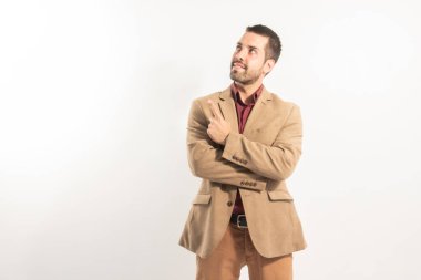 Genç Kafkasyalı yönetici boş alanı işaret ediyor ve bakışlarını kahverengi takım elbiseli işadamına çeviriyor.