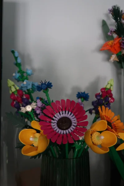 テーブルの上の花瓶に色とりどりの花を咲かせ — ストック写真