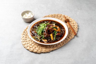 Kore yemeği buğulanmış tavuk soya sosu kemiksiz siyah