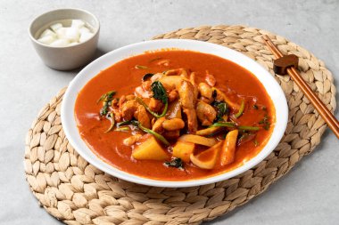 Kore yemeği baharatlı, kemiksiz, haşlanmış tavuk.