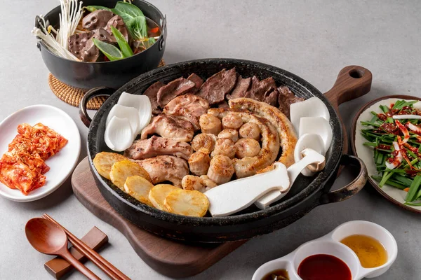 Çeşitli et parçaları ızgara sığır eti bağırsağı.