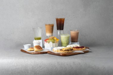 Kore usulü yiyecek kafe yoğurt dondurması muzlu fındıklı waffle taze kremalı gözleme.