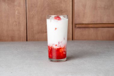 Kore usulü yemek Çilekli Latte Ice