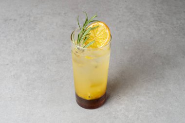 Beyaz kokulu Ade Kore usulü yemek.