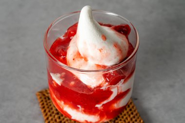 Çilekli dondurma, dondurma, limonata, kahve, çörek, yabanmersini.