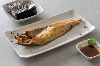 Kore yemeği haşlanmış pollack, haşlanmış pollack, haşlanmış kısa kaburga, ızgara uskumru, ızgara balık, ızgara uskumru, ızgara saç kuyruğu, yan yemekler.