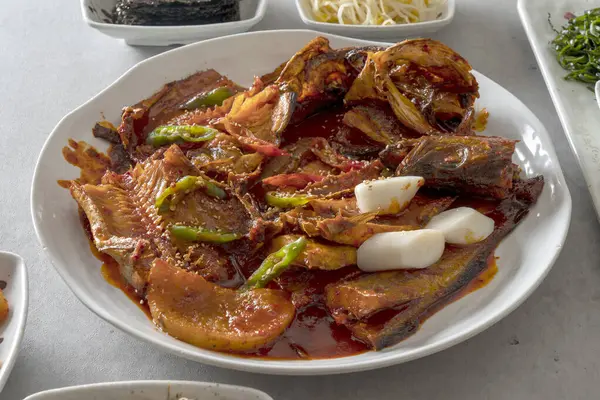 Kore yemeği haşlanmış pollack, haşlanmış pollack, haşlanmış kısa kaburga, ızgara uskumru, ızgara balık, ızgara uskumru, ızgara saç kuyruğu, yan yemekler.