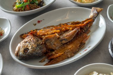 Kore yemek tabağı Soya soslu Marinated Crab, Set Menü, Izgara La Ribs, Barley Gulbi, Izgara Kurutulmuş Pollack,