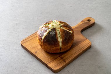 Sarımsak, krem peynir, baget, soğan, peynir, yabanmersini reçeli, çörek, çilek reçeli, mısır çöreği, çörek.