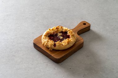 Sarımsak, krem peynir, baget, soğan, peynir, yabanmersini reçeli, çörek, çilek reçeli, mısır çöreği, çörek.