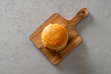 Kimchi mayonez, hamburger, tatlı patates, kiripusili, patates salatası.,