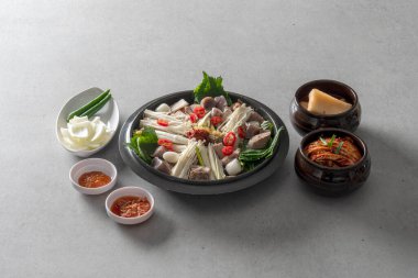 Kore yemek takımı haşlanmış domuz eti, haşlanmış domuz eti, dondurma, kemik çorbası, dondurma çorbası, kızarmış işkembe, işkembe, işkembe.