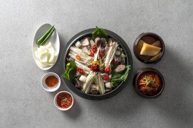 Kore yemek takımı haşlanmış domuz eti, haşlanmış domuz eti, dondurma, kemik çorbası, dondurma çorbası, kızarmış işkembe, işkembe, işkembe.