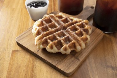 Jeju, mandalina çayı, badem ezmesi, kruvasan, waffle, sade