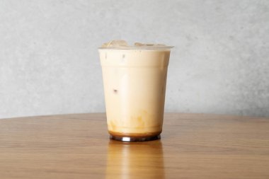 Vanilyalı latte, vanilyalı krema, Americano, kahve, sütlü çay, buzlu çay, çilekli latte.