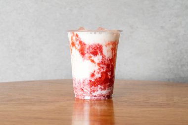 Vanilyalı latte, vanilyalı krema, Americano, kahve, sütlü çay, buzlu çay, çilekli latte.