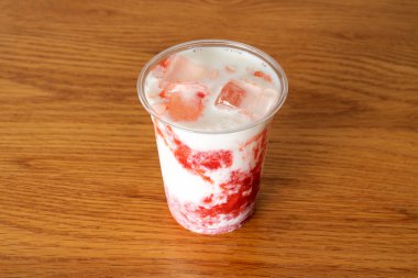 Çilekli latte, Jolly Pong shake, çörekler, kurabiyeler, kahve