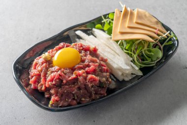 Kore yemeği tartar, biftekli sashimi, etli gözleme, etli tartar, Kore bifteği.