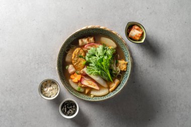 Buharda midye, sujiodengtang, balık köftesi çorbası, nilüfer çorbası, temiz çorba, karides, tavuk güveci, haşlanmış baharatlı tavuk, bitkisel ilaç, deniz ürünleri çorbası, somon balığı sashimi Kore yemeği.