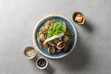 Buharda midye, sujiodengtang, balık köftesi çorbası, nilüfer çorbası, temiz çorba, karides, tavuk güveci, haşlanmış baharatlı tavuk, bitkisel ilaç, deniz ürünleri çorbası, somon balığı sashimi Kore yemeği.