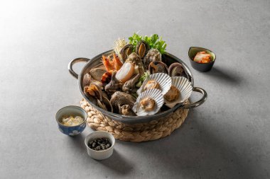 Buharda midye, sujiodengtang, balık köftesi çorbası, nilüfer çorbası, temiz çorba, karides, tavuk güveci, haşlanmış baharatlı tavuk, bitkisel ilaç, deniz ürünleri çorbası, somon balığı sashimi Kore yemeği.