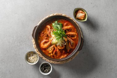 Buharda midye, sujiodengtang, balık köftesi çorbası, nilüfer çorbası, temiz çorba, karides, tavuk güveci, haşlanmış baharatlı tavuk, bitkisel ilaç, deniz ürünleri çorbası, somon balığı sashimi Kore yemeği.