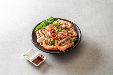 Buharda pişirilmiş maymun balığı, buğulanmış deniz ürünleri, deniz ürünleri güveci, ahtapot sıcak Kore yemeği.