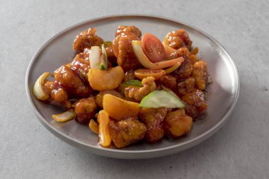 Kore yemeği ketçap tangsuyuk, tatlı ve ekşi domuz eti, guobaorou, soya fasulyesi ezmesi güveç, kızarmış domuz yanağı.