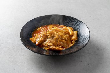 Rabokki Tteokbokki Soft Tofu Stew Jeyuk Rice Bowl Jjolmyeon Domuz Pirzolası Omurice Rabokki tteokbokki, yumuşak tofu güveci, domuz eti, jjjjolmyeon, domuz pirzolası, omurice Tuna gimbap. Gimbap Kore yemeği.