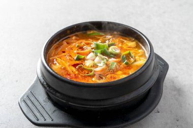 Rabokki Tteokbokki Soft Tofu Stew Jeyuk Rice Bowl Jjolmyeon Domuz Pirzolası Omurice Rabokki tteokbokki, yumuşak tofu güveci, domuz eti, jjjjolmyeon, domuz pirzolası, omurice Tuna gimbap. Gimbap Kore yemeği.