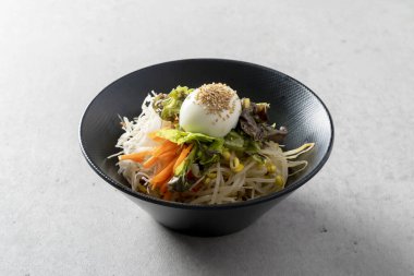 Rabokki Tteokbokki Soft Tofu Stew Jeyuk Rice Bowl Jjolmyeon Domuz Pirzolası Omurice Rabokki tteokbokki, yumuşak tofu güveci, domuz eti, jjjjolmyeon, domuz pirzolası, omurice Tuna gimbap. Gimbap Kore yemeği.