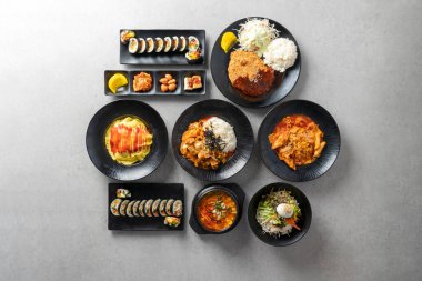Rabokki Tteokbokki Soft Tofu Stew Jeyuk Rice Bowl Jjolmyeon Domuz Pirzolası Omurice Rabokki tteokbokki, yumuşak tofu güveci, domuz eti, jjjjolmyeon, domuz pirzolası, omurice Tuna gimbap. Ver bakalım vaftizli Kore yemeği