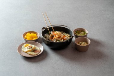 Kızarmış tavuk ayağı, kalamar çorbası, jjamppong, baharatlı domuz tofu kimchi kızartılmış kıkırdak pirinç topu Kore yemeği.