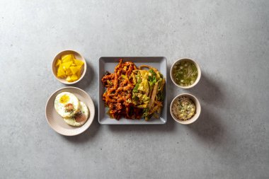 Kızarmış tavuk ayağı, kalamar çorbası, jjamppong, baharatlı domuz tofu kimchi kızartılmış kıkırdak pirinç topu Kore yemeği.