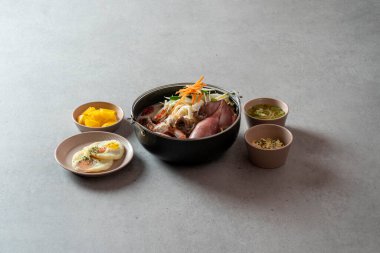 Kızarmış tavuk ayağı, kalamar çorbası, jjamppong, baharatlı domuz tofu kimchi kızartılmış kıkırdak pirinç topu Kore yemeği.