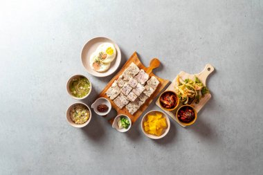 Kore yemeği, kıkırdak pirinç topu, deniz ürünleri kek çorbası, haşlanmış domuz eti, tofu, kimchi ve kızarmış domuz eti.