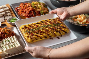 Deniz salyangozu, jolmyeon, buharda pişmiş kalamar, kızarmış domuz, Çin böreği.