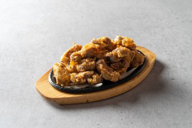 Tavuk kızartmalı tavuk. Tavuk kumsalı. Ddongjip Kore yemekleri