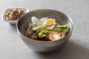 Kore yemeği, biftek, domates spagetti, havyar, sarımsaklı kremalı makarna, fesleğenli spagetti.