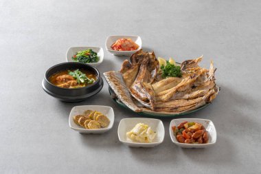 Kore yemeği omleti, ızgara balık, ızgara uskumru, meze.