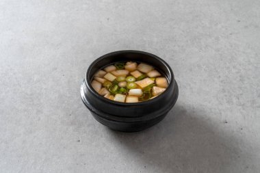 Soya fasulyesi ezmesi yahnisi, pilav, ızgara balık, haşlanmış kimchi uskumrusu Kore yemeği.