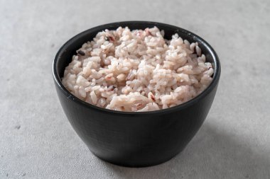 Soya fasulyesi ezmesi yahnisi, pilav, ızgara balık, haşlanmış kimchi uskumrusu Kore yemeği.