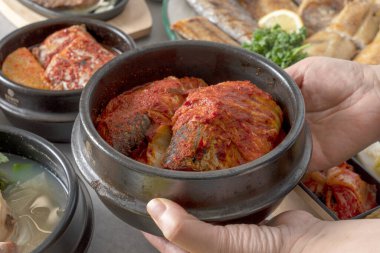 Soya fasulyesi ezmesi yahnisi, pilav, ızgara balık, haşlanmış kimchi uskumrusu Kore yemeği.