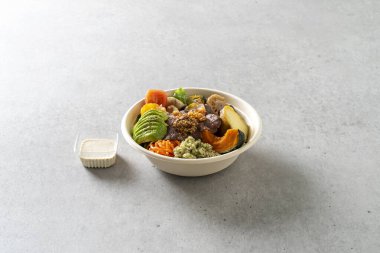 Kızarmış tavuk göğsü salatası, kızartılmış biftek, füme ördek salatası, havuz çatalı barbekü, salata, elmalı lahana suyu Kore yemeği.