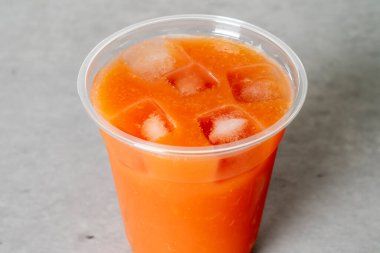 Kızarmış tavuk göğsü salatası, kızartılmış biftek, füme ördek salatası, havuz çatalı barbekü, salata, elmalı lahana suyu Kore yemeği.