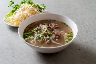 Biftekli pirinç eriştesi, baharatlı pirinç eriştesi, jjjajo, kızarmış domuz pirinci, çörekli Kore yemeği.