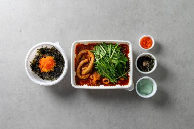 Gopchang Gopdoritang bifteği, uçan balık yumurtası pirinç topları ve Gopchang Jeongol Kore yemeği.