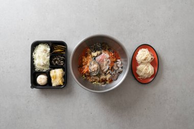 Çiğ balık, çiğ kaya balığı, çiğ et, çiğ balık çorbası, çiğ balık çorbası Kore yemeği.