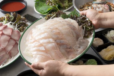 Çiğ balık, çiğ kaya balığı, çiğ et, çiğ balık çorbası, çiğ balık çorbası Kore yemeği.