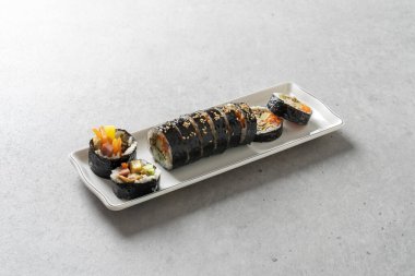 Gimbap, sebze gimbap, sosis, ton balığı gimbap, nurungji Kore yemeği.